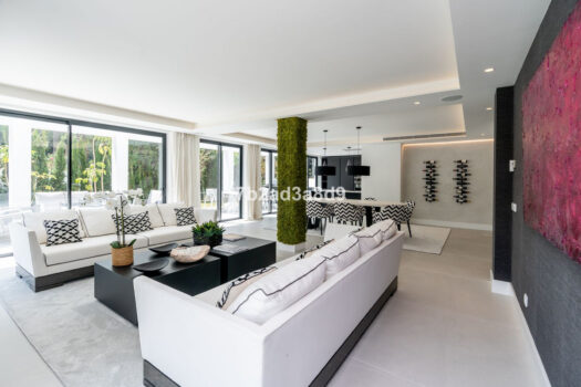 5 Bed Detached Villa for sale in Nueva Andalucia, Costa del Sol