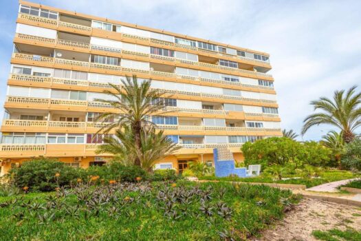 Spectacular south facing corner apartment with sea views 100m from the beach!