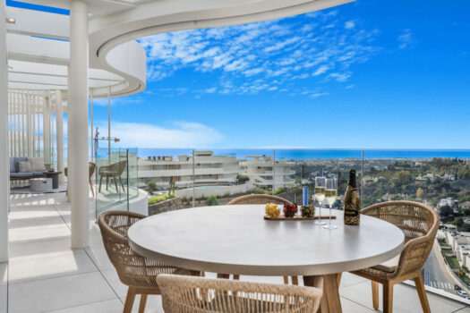 2 Bed Penthouse Apartment for sale in Benahavis, Costa del Sol