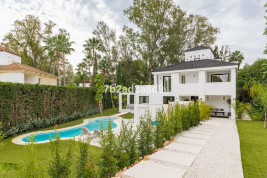 5 Bed Detached Villa for sale in Nueva Andalucia, Costa del Sol