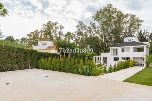 5 Bed Detached Villa for sale in Nueva Andalucia, Costa del Sol