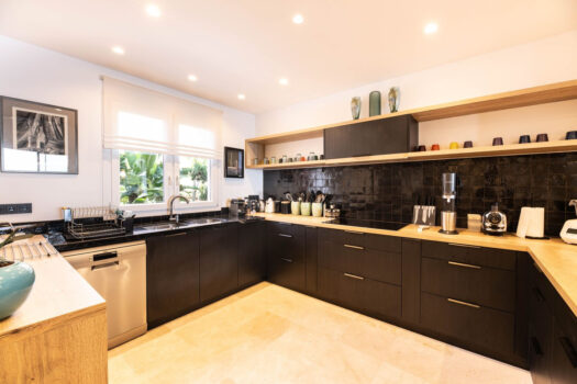 4 Bed Middle Floor Apartment for sale in La Mairena, Costa del Sol