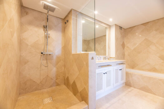 4 Bed Middle Floor Apartment for sale in La Mairena, Costa del Sol