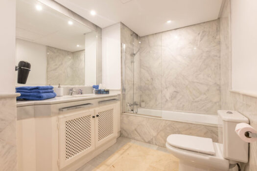 4 Bed Middle Floor Apartment for sale in La Mairena, Costa del Sol
