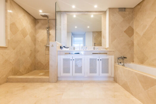 4 Bed Middle Floor Apartment for sale in La Mairena, Costa del Sol