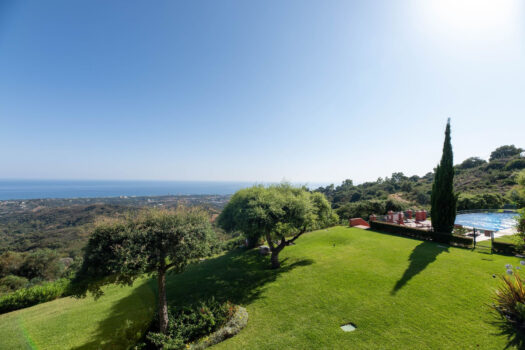 4 Bed Middle Floor Apartment for sale in La Mairena, Costa del Sol