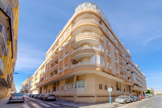Rok výstavby: 2003 Pokoje: 3 Koupelny: 2 Zastavěná plocha: 75,37m 2 Užitná plocha: 57,21 m2 Balkon: 5 m 2 Garáž: Soukromá Podlaha: 0 Orientace na jih Vzdálenost od pláže: 450 metrů. Vestavěné skříně Výtah Domácí spotřebiče Světlo Světlo Zařízený Terasa Balkón Samostatná kuchyně Roh