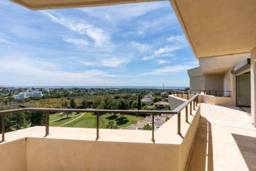 3 Bed Penthouse Apartment for sale in Atalaya, Costa del Sol