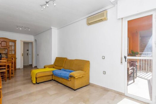 Opportunity in La Mata town with 3 bedrooms, garage and storage room