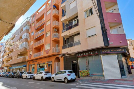 Opportunity in La Mata town with 3 bedrooms, garage and storage room