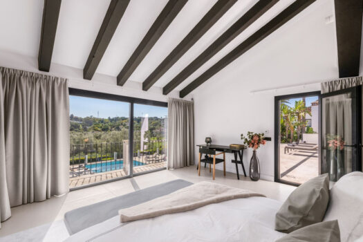 Samostatná 5 lůžková vila na prodej v Nueva Andalucia, Costa del Sol