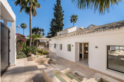 Samostatná 5 lůžková vila na prodej v Nueva Andalucia, Costa del Sol