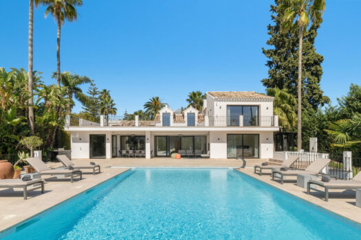 Samostatná 5 lůžková vila na prodej v Nueva Andalucia, Costa del Sol