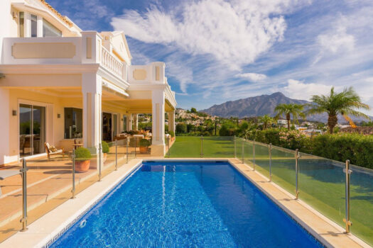 5 Bed Detached Villa for sale in Benahavis, Costa del Sol