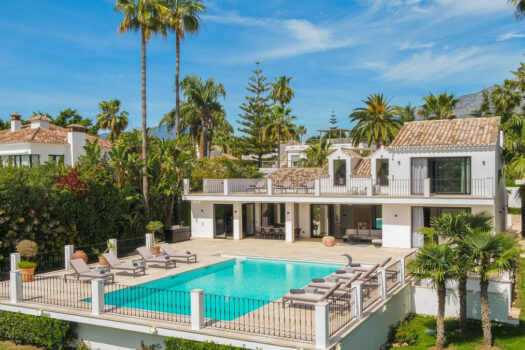 Samostatná 5 lůžková vila na prodej v Nueva Andalucia, Costa del Sol