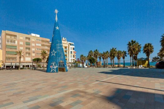 Opportunity in La Mata town with 3 bedrooms, garage and storage room