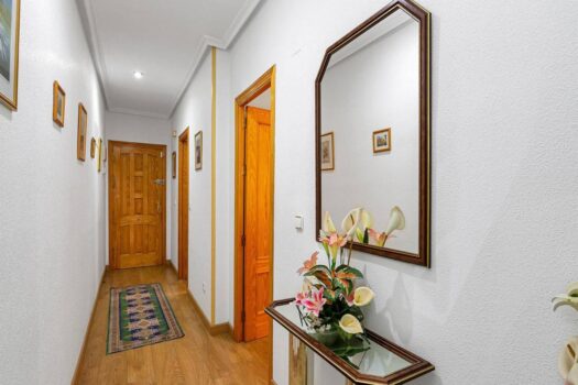 Huge semi-renovated apartment a stone’s throw from two beaches and surrounded by all kinds of servic