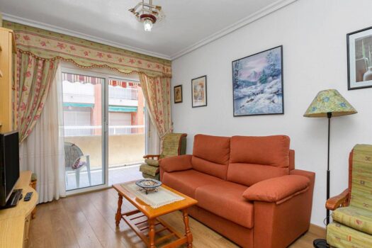 Huge semi-renovated apartment a stone’s throw from two beaches and surrounded by all kinds of servic