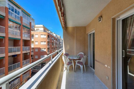 Huge semi-renovated apartment a stone’s throw from two beaches and surrounded by all kinds of servic