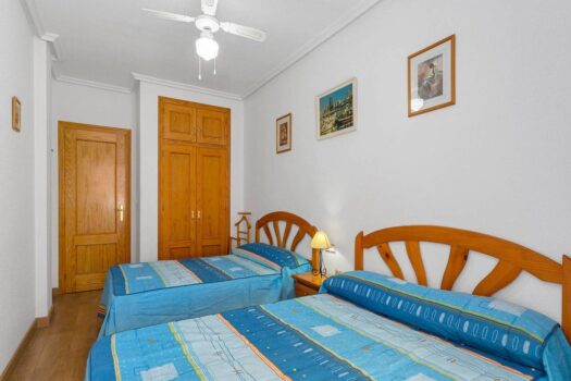 Huge semi-renovated apartment a stone’s throw from two beaches and surrounded by all kinds of servic