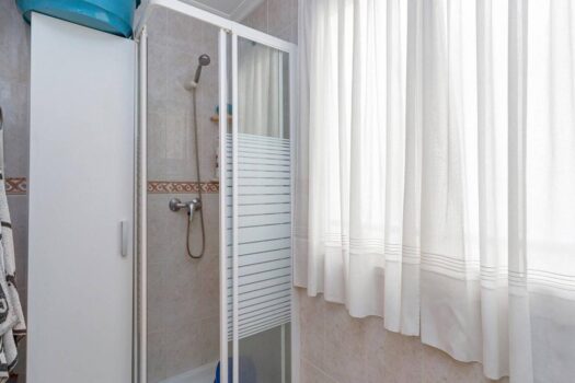 Huge semi-renovated apartment a stone’s throw from two beaches and surrounded by all kinds of servic