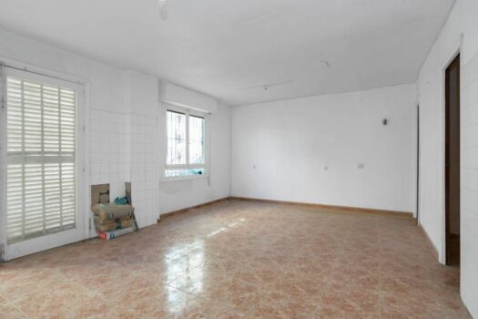 Ground floor apartment 10 meters from Playa de los Náufragos with garage. To completely reform!!