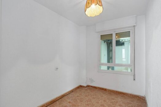 Ground floor apartment 10 meters from Playa de los Náufragos with garage. To completely reform!!