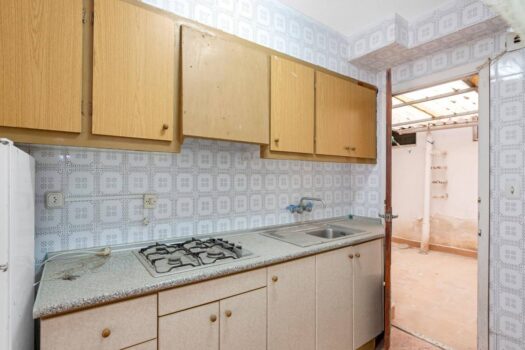Ground floor apartment 10 meters from Playa de los Náufragos with garage. To completely reform!!