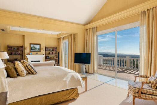 5 Bed Detached Villa for sale in Benahavis, Costa del Sol
